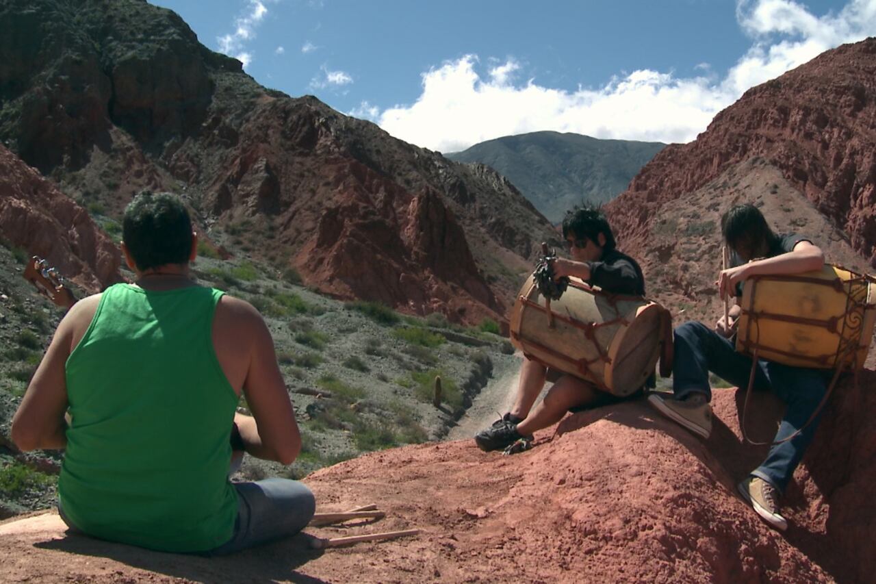 El film arranca con una emotiva versión de "Vientito de Tucumán" entre los cerros.