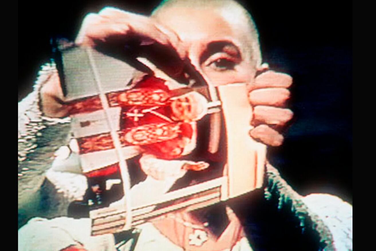 O'Connor rompe la imagen de Juan Pablo II en 1992. 