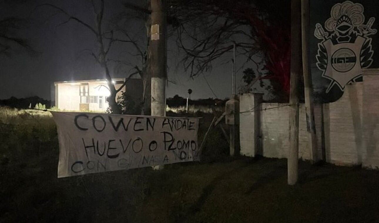 Una de las amenazantes banderas que se colgó en Estancia Chica