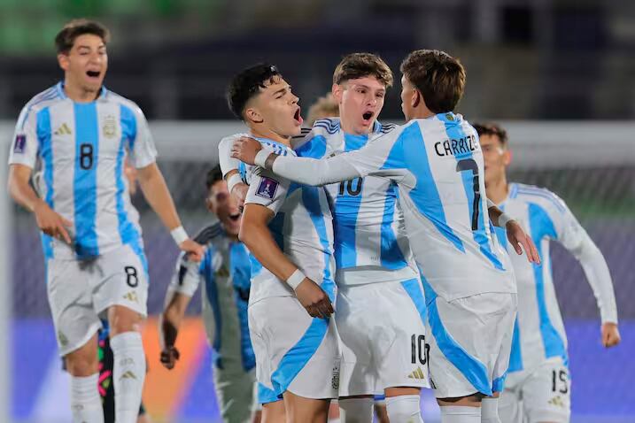 Los pibes argentinos festejan contra Australia.