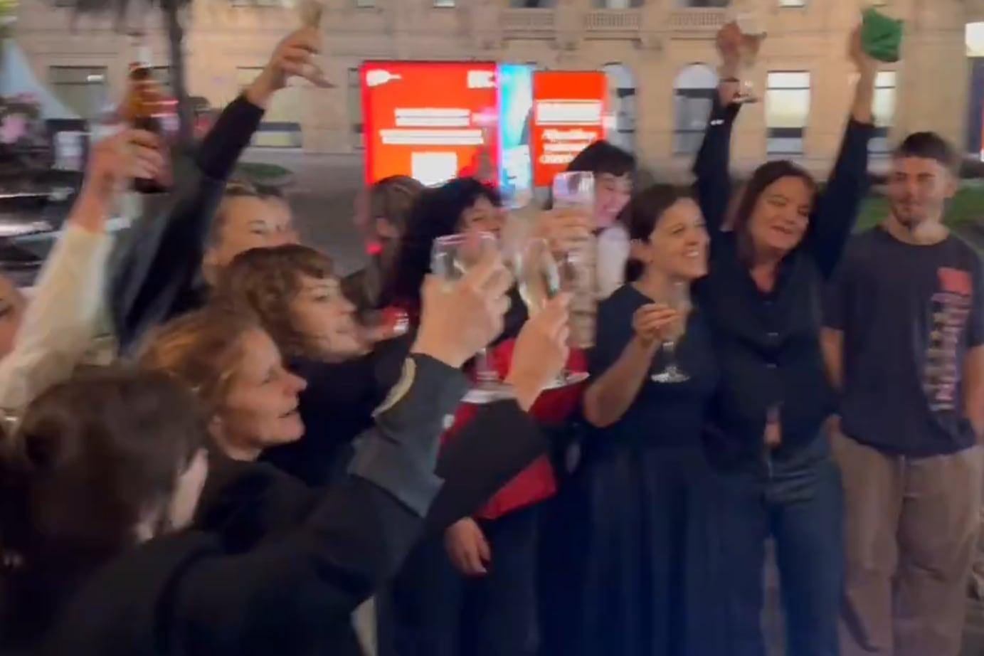 Se dio a conocer un video con el festejo de Dolores Fonzi junto al elenco de Belén, desde San Sebastián