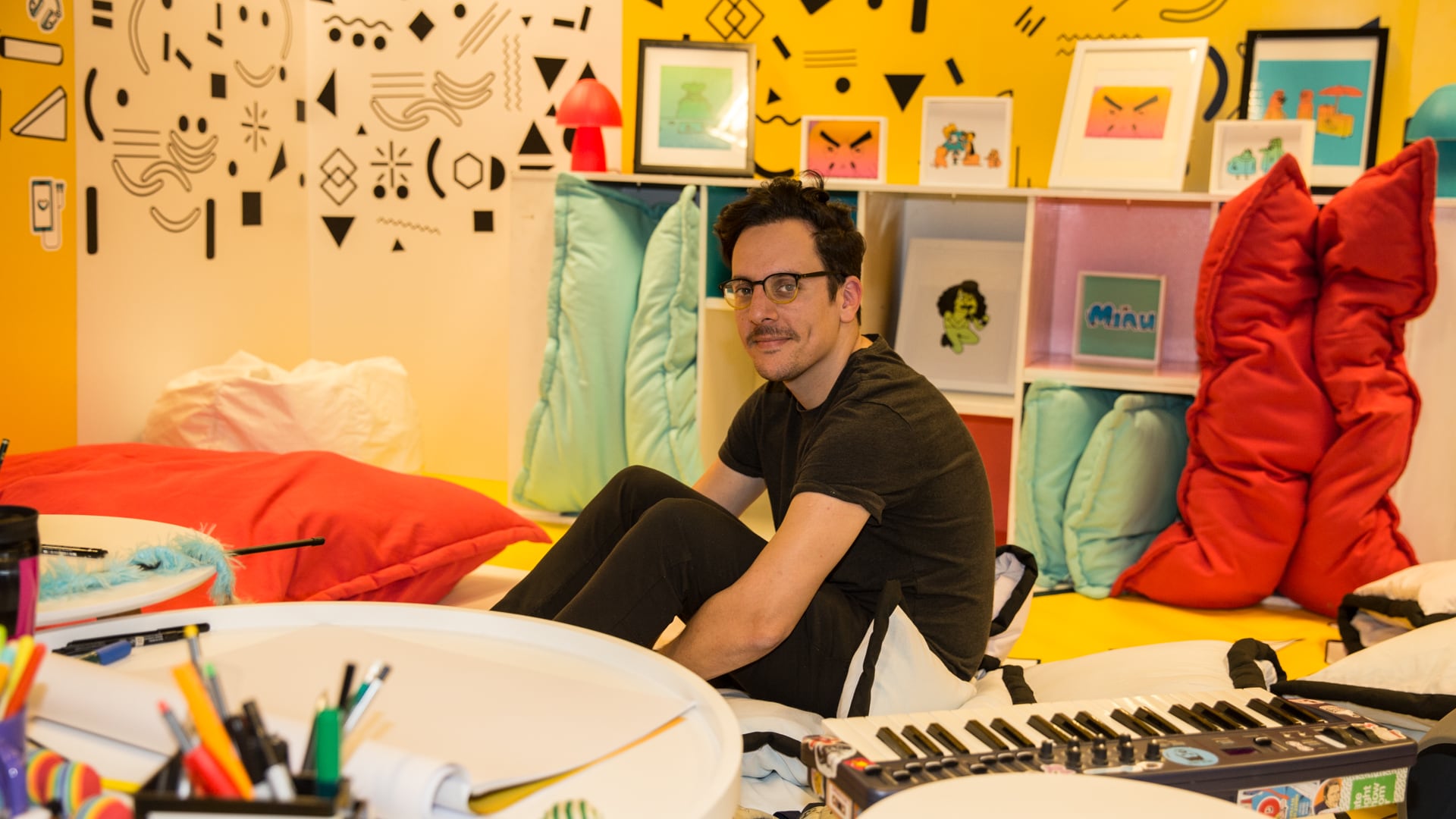 Los gatos dibujados de Moyano no pueden resistirse al atún, hacen cosplay, tienen bandas y tiran freestyle.