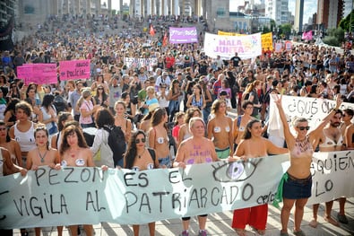 "La única teta que molesta es la que no vende" fue la consigna que se impuso.