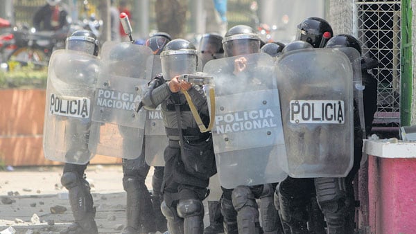 En la capital y las principales ciudades del país fueron desplegados cientos de policías antimotines.