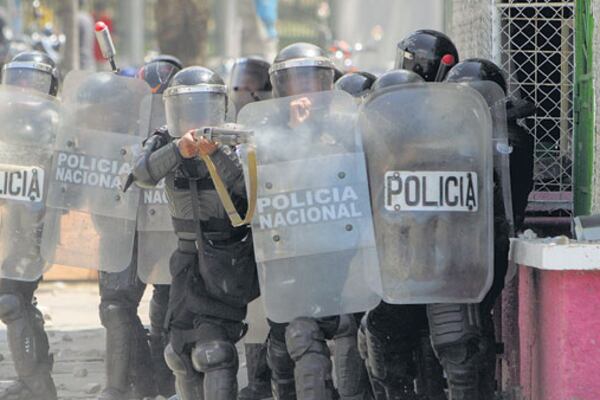 En la capital y las principales ciudades del país fueron desplegados cientos de policías antimotines.