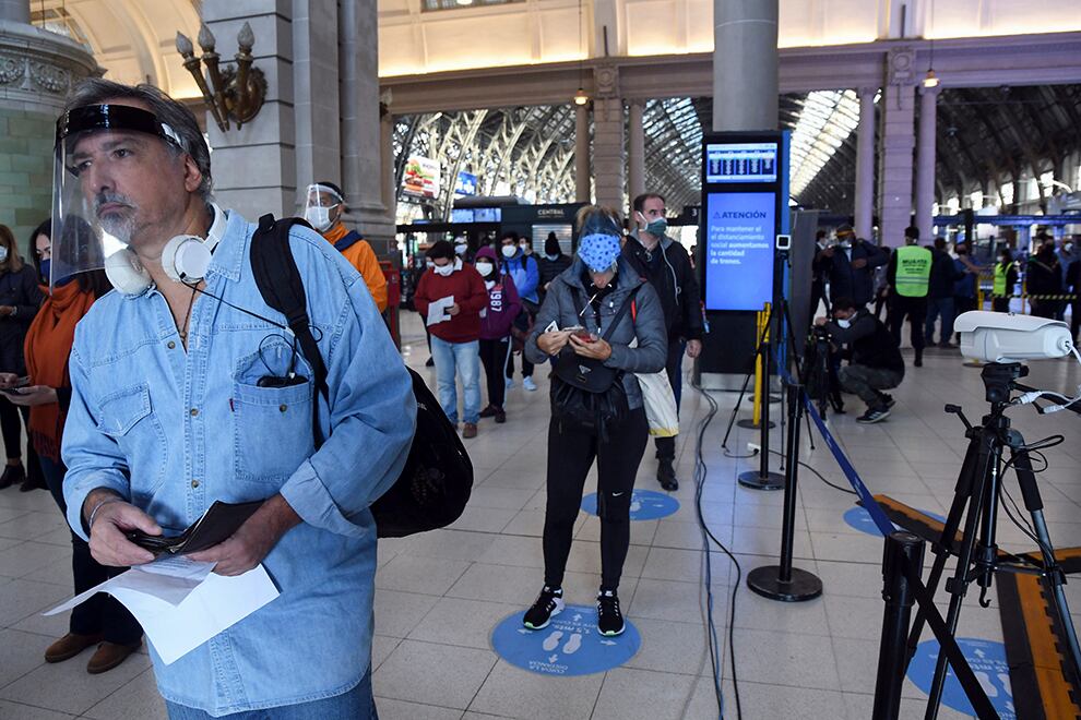 Esta mañana se pusieron en funcionamiento las nuevas cámaras térmicas permiten identificar la temperatura corporal, uno de los síntomas del nuevo coronavirus en el hall central de la estación de Retiro de la Línea Mitre. 