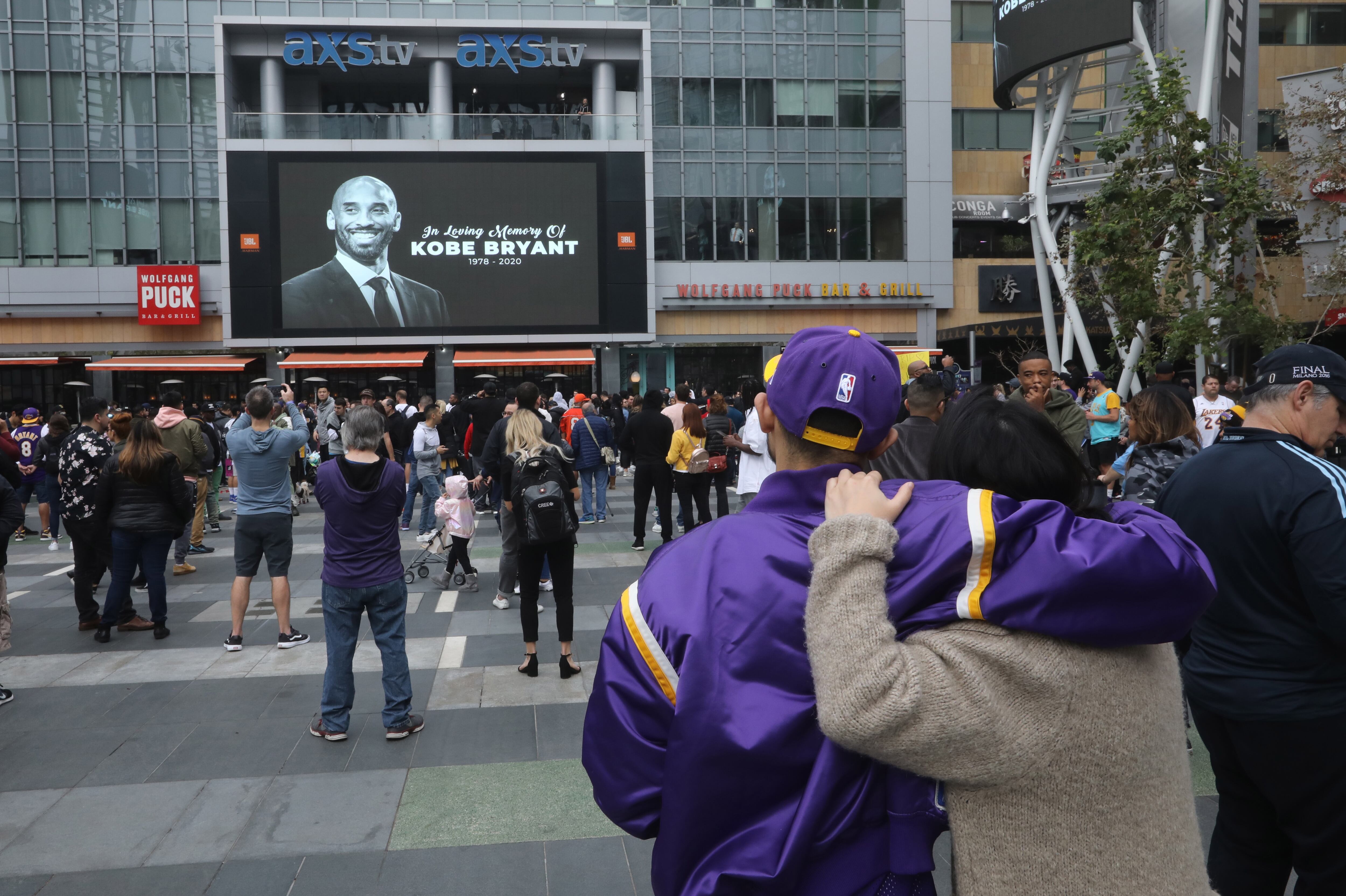 Los fanáticos de Los Lakers lloran a Kobe Bryant en las afueras del Staples Center.