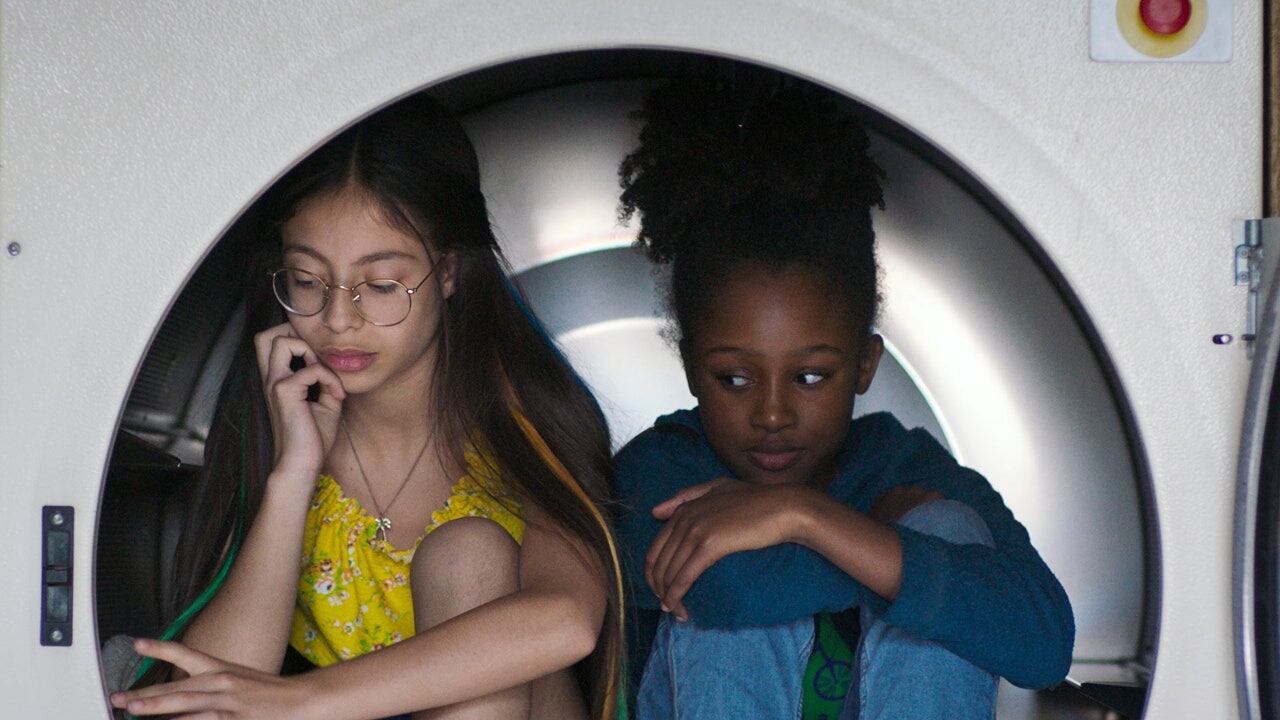 "Guapis" plantea la sexualización temprana de las niñas y adolescentes en los medios de comunicación, redes sociales y la vida real.