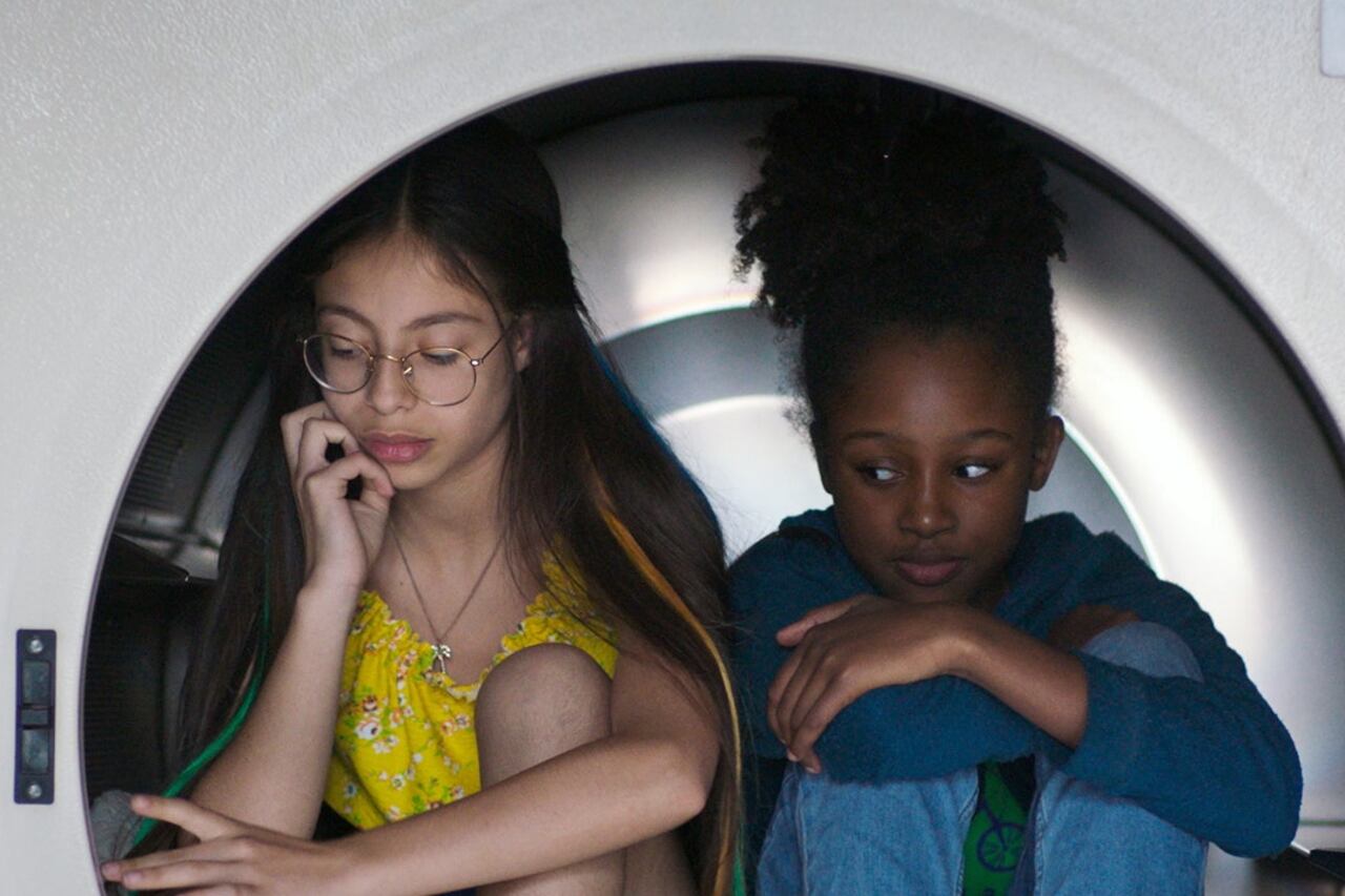 "Guapis" plantea la sexualización temprana de las niñas y adolescentes en los medios de comunicación, redes sociales y la vida real.