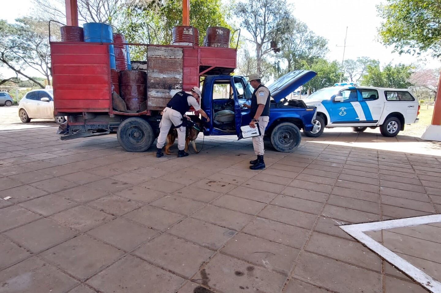 Los efectivos realizaban tareas de control cuando una camioneta que cargaba bultos en su caja llamó su atención. 