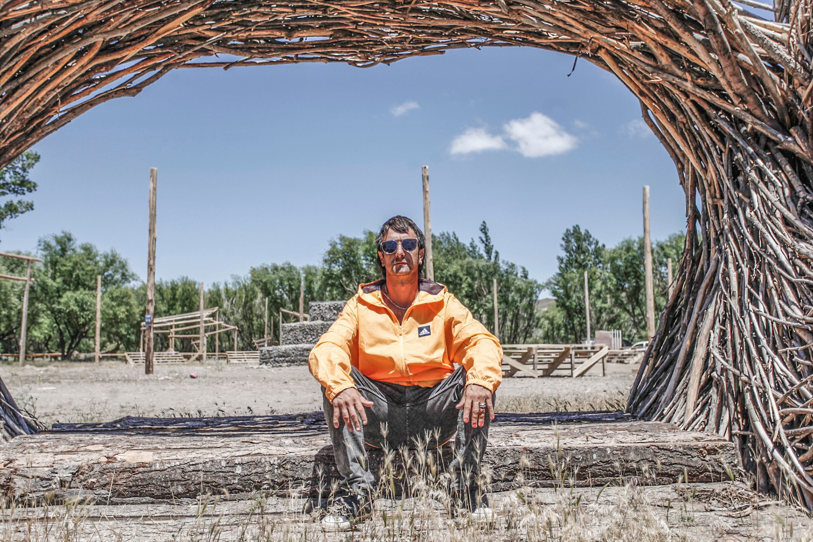 "Tomamos este eclipse como un llamado a reflexionar sobre lo que hacemos mal", dice el productor Andy Zaina.