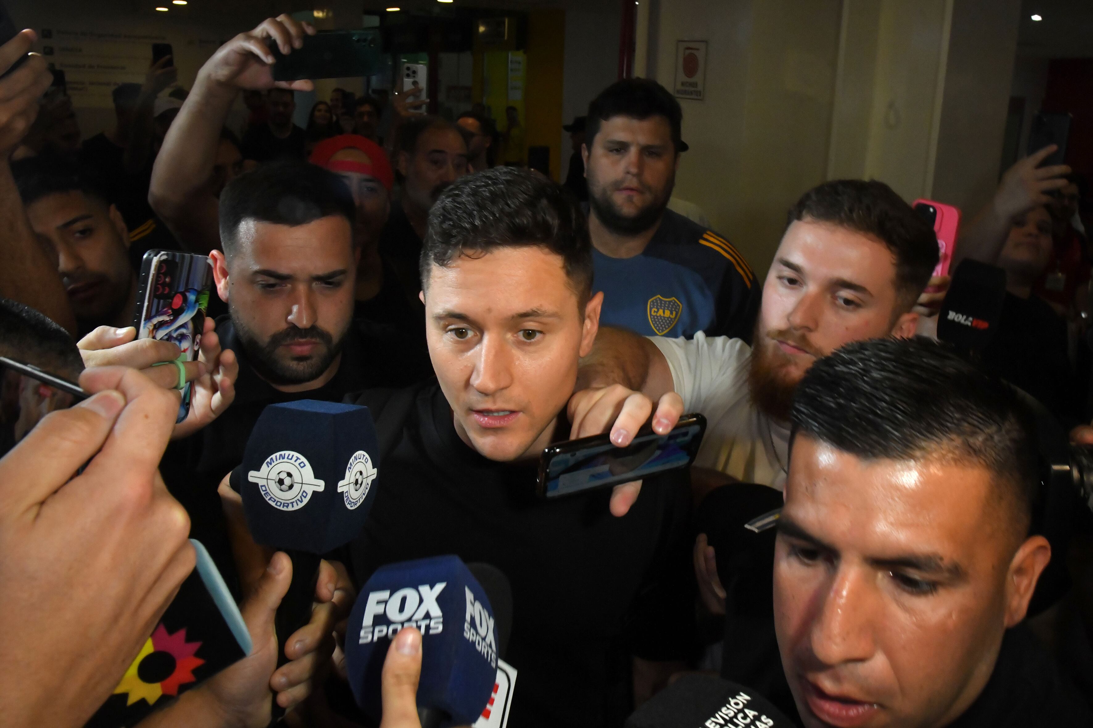 Ander Herrera, rodeado de periodistas.