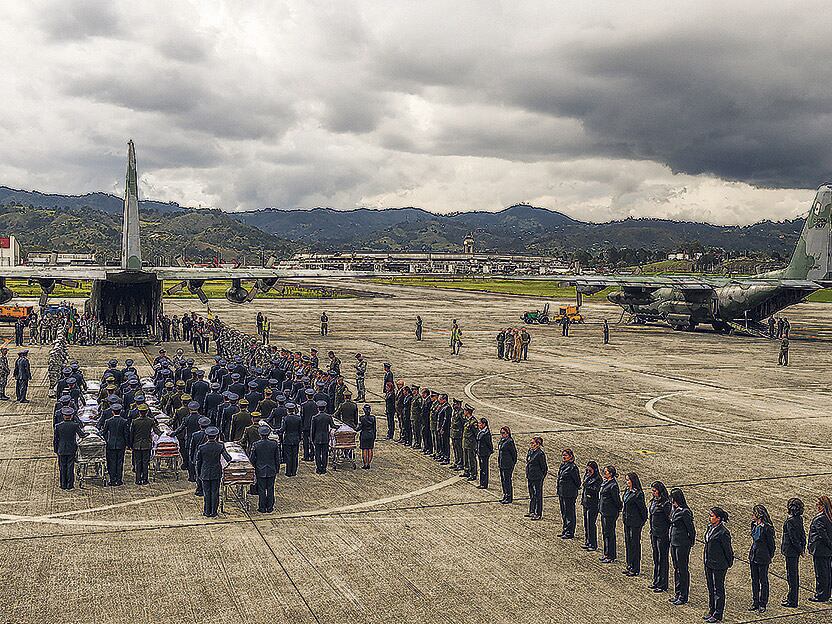 Miembros de la Fuerza Aérea Colombiana despiden a las víctimas fatales del accidente.