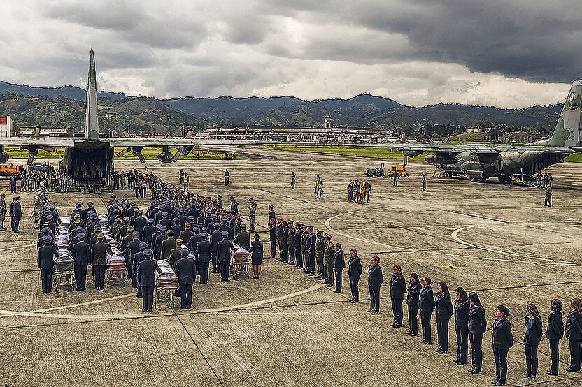 Miembros de la Fuerza Aérea Colombiana despiden a las víctimas fatales del accidente.