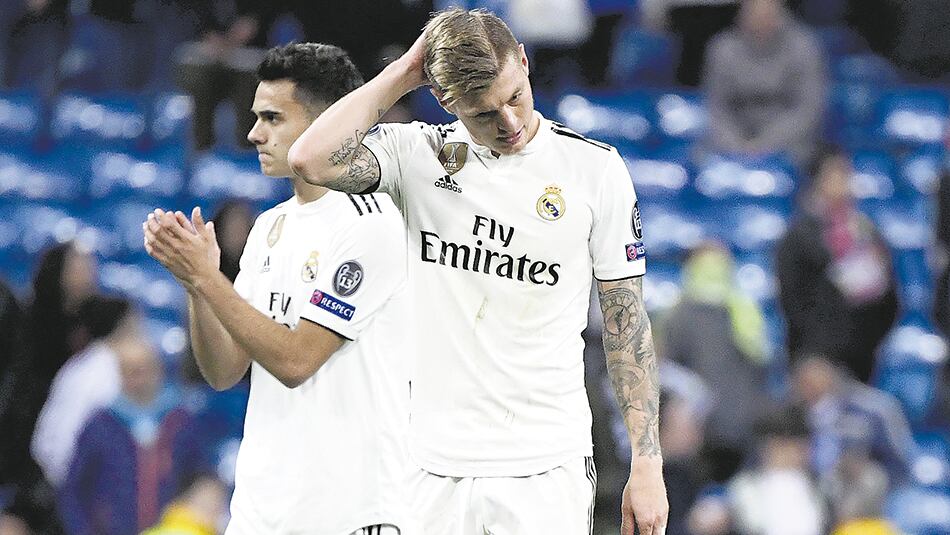 El alemán Toni Kroos busca una explicación en el césped del Bernabéu.