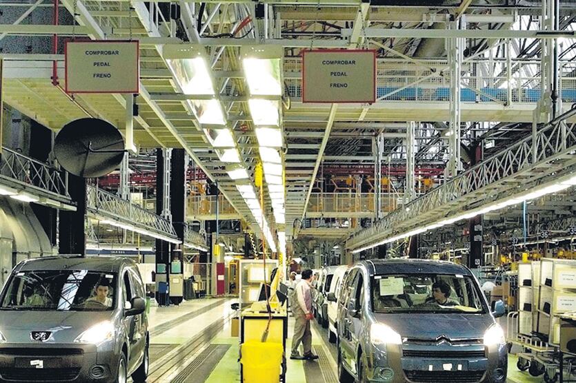 La producción de autos se está viendo jaqueada por la caída de la demanda y el aumento de la importación.