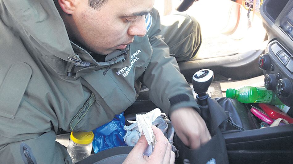 El gendarme Gómez, tras detener a Soraya Maicoño en la comisaría de Leleque.