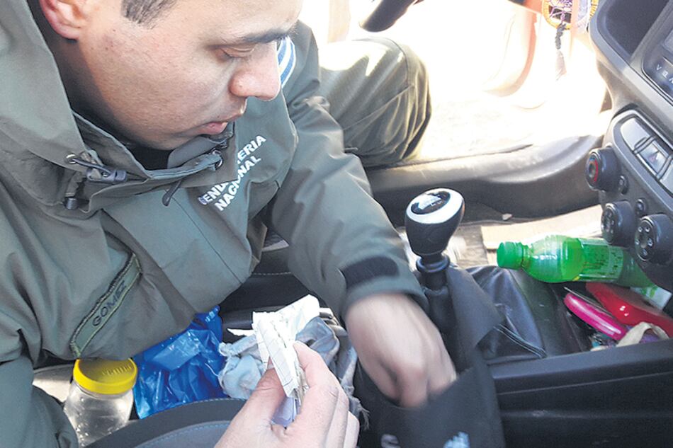 El gendarme Gómez, tras detener a Soraya Maicoño en la comisaría de Leleque.