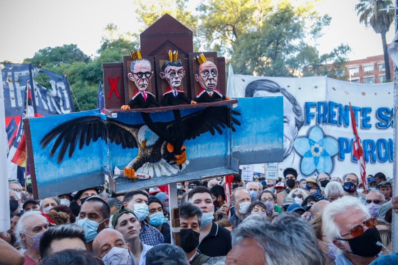Los carteles caseros sintetizaron consignas varias, también con obras plásticas. 