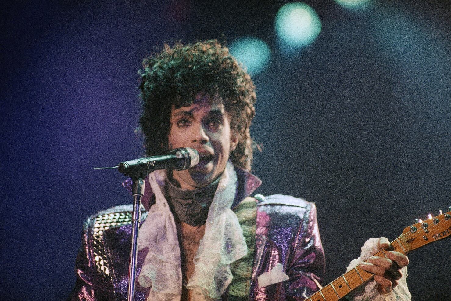 Prince en 1984, iniciando con su sexto disco una cadena de oro.