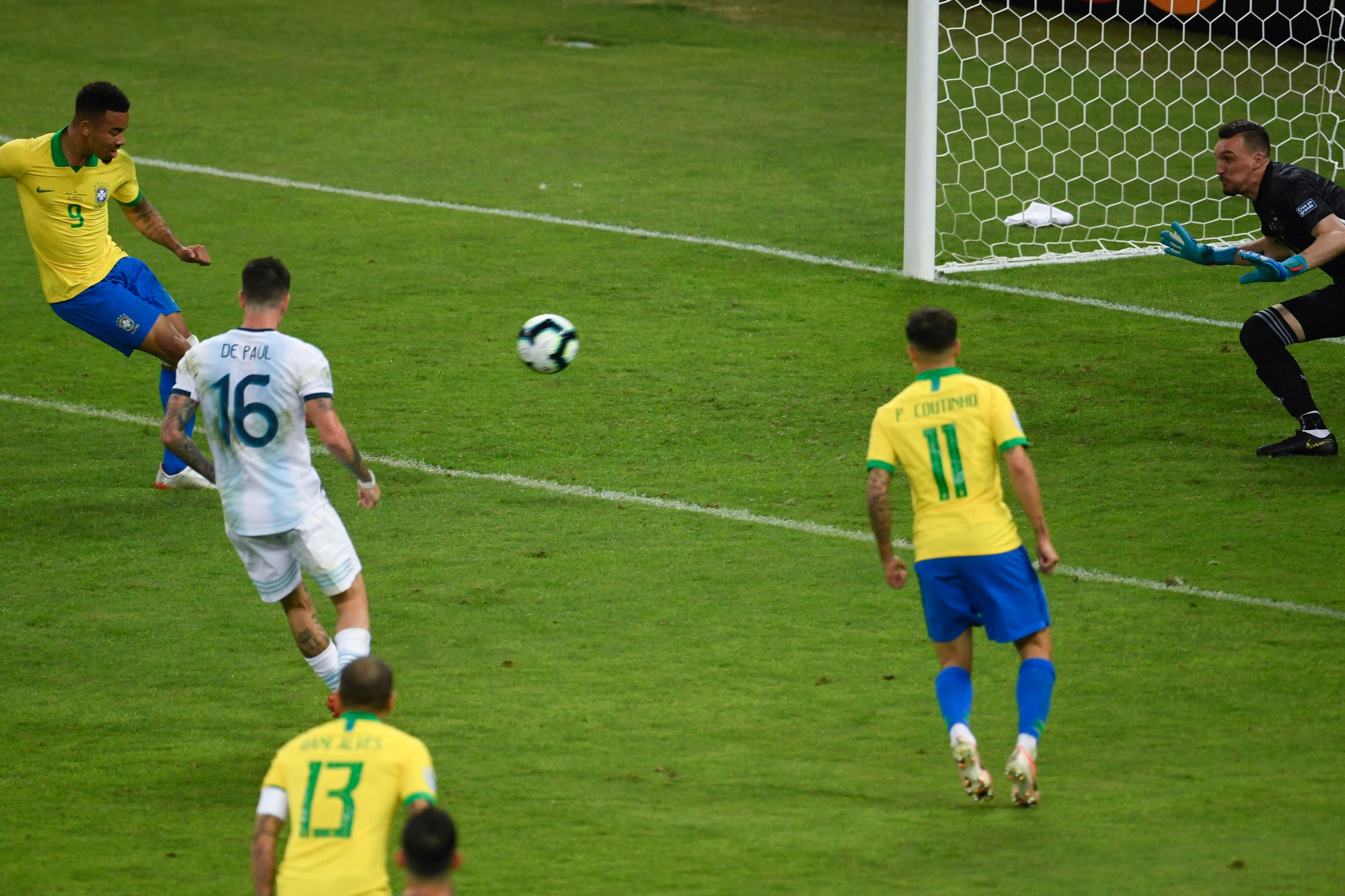 Gabriel Jesus anota el primero; Firmino marcó el segundo.