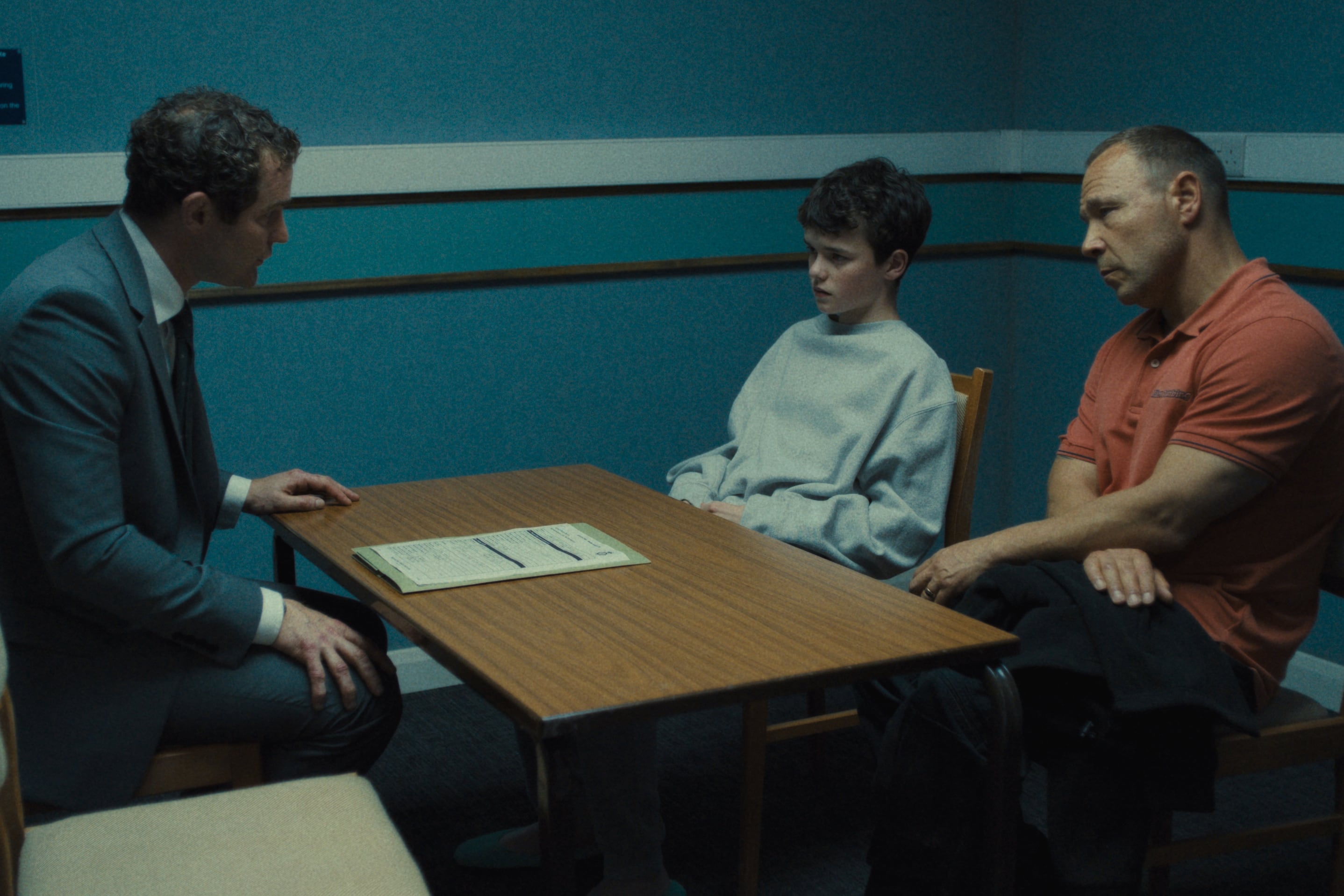 La serie abre interrogantes sobre la situación de adolescentes como Jamie (Owen Cooper) y la desorientación de padres como Eddie (Stephen Graham)