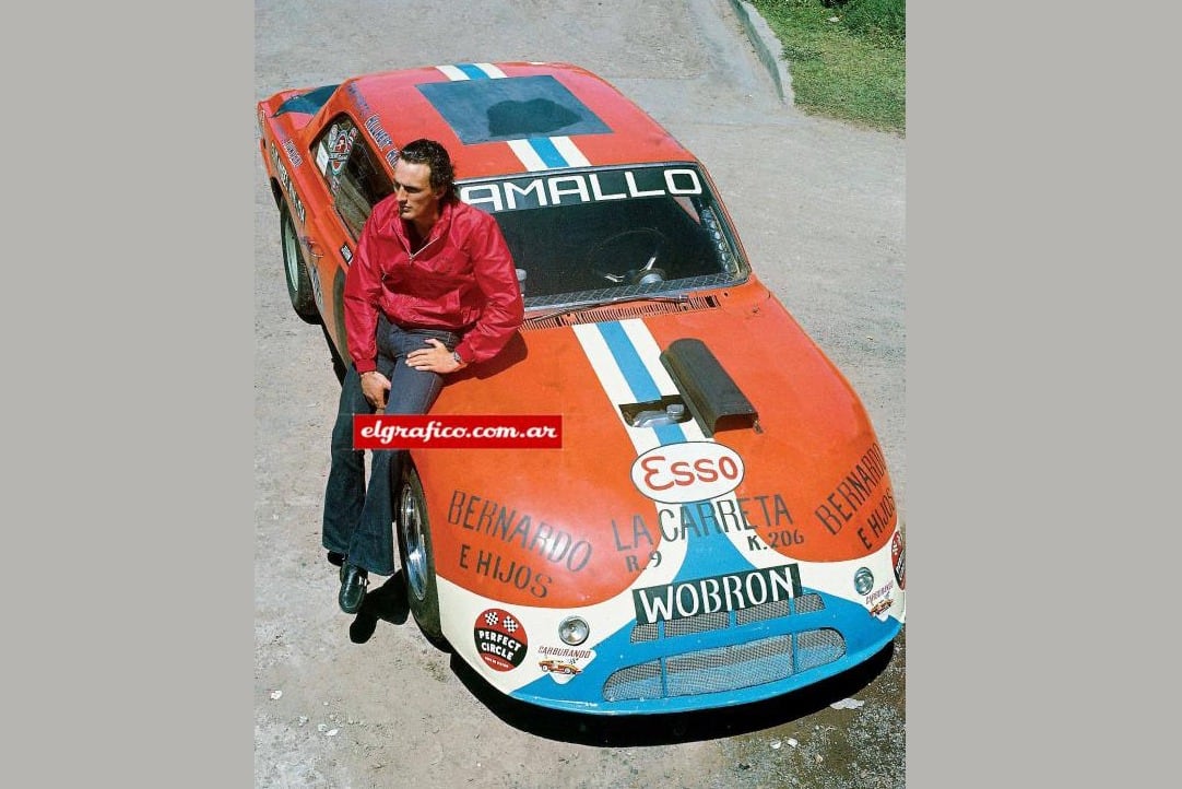 Juan María Traverso, melena al viento, y su Torino ramallense en la temporada 1971, la de su debut