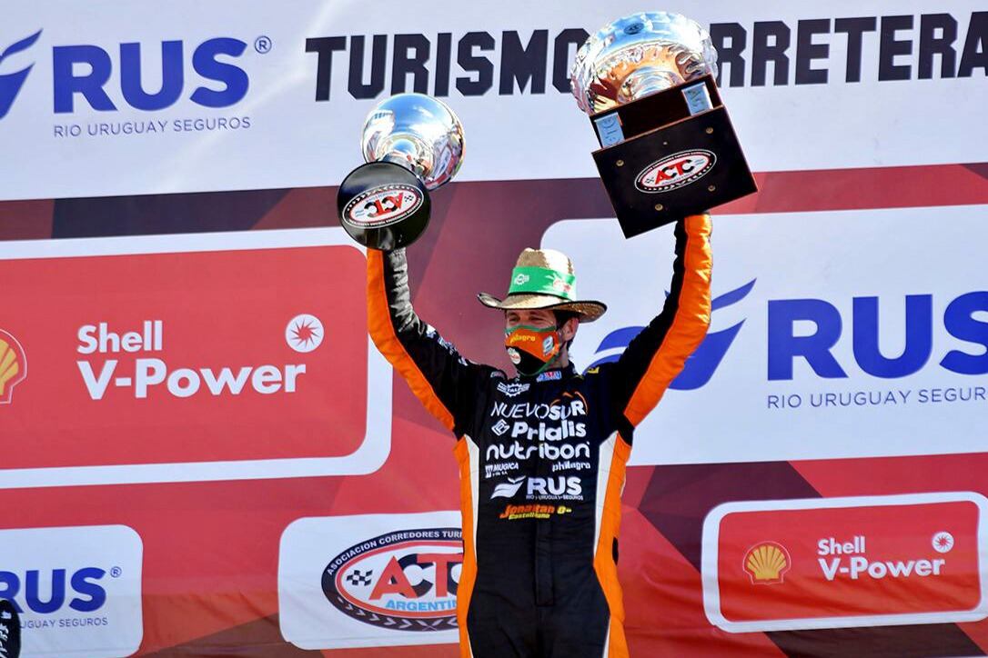 El festejo de Castellano en el podio de Concepción del Uruguay.