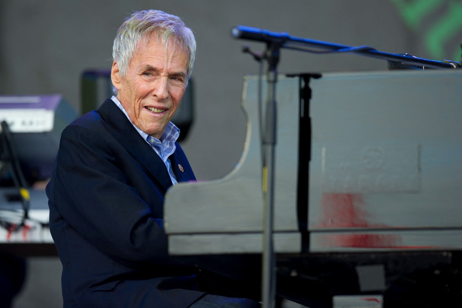 Burt Bacharach nació en la ciudad de Kansas el 12 de mayo de 1928.