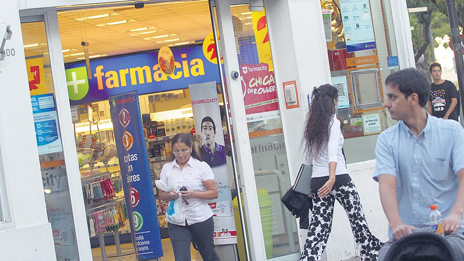 Por delegación de un banco, una farmacia podrá abrir cuentas, recibir depósitos y cobrar cuotas, según la resolución.