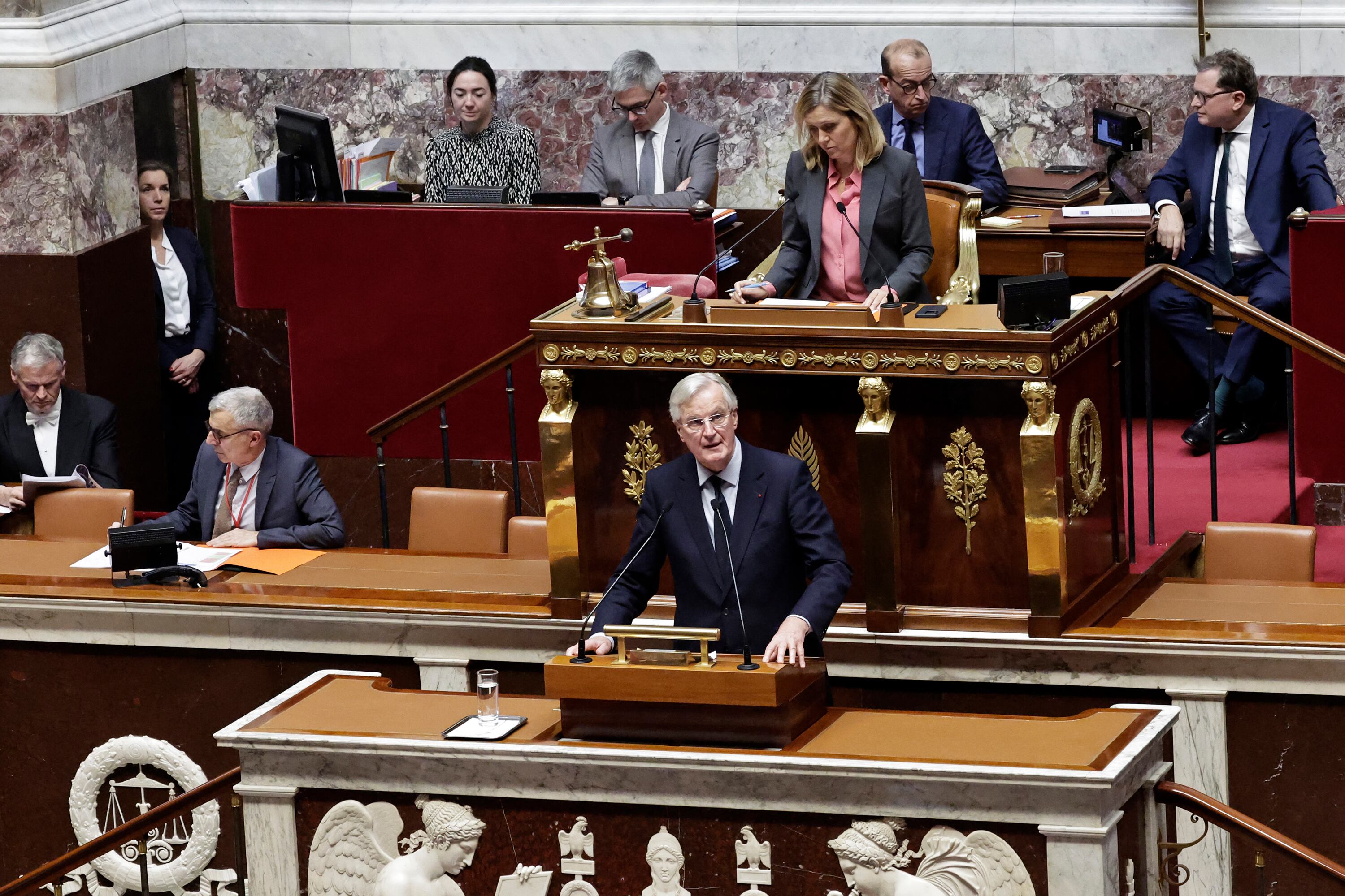 Ante la Asamblea Nacional, Michel Barnier invocó el artículo 49.3 de la Constitución