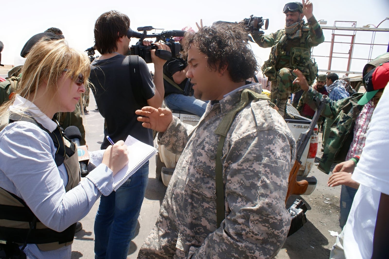 Marón entrevistando a un miliciano libio.