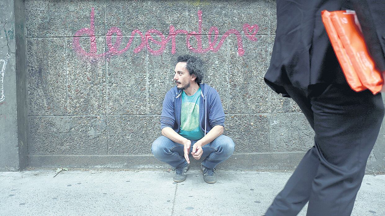 Bruzzone, además de escritor y piletero, es editor. Coordina talleres de lectura y escritura.