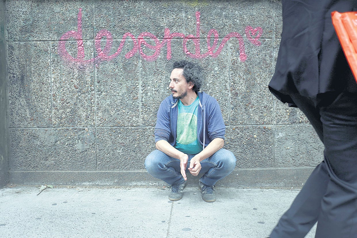 Bruzzone, además de escritor y piletero, es editor. Coordina talleres de lectura y escritura.