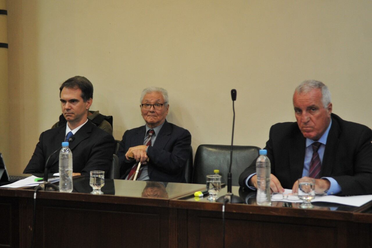 Los abogados de la defensa y en el centro: Adolfo Kushidonchi, el único imputado presente en la sala.