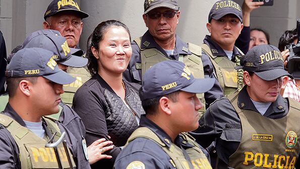 Keiko Fujimori es trasladada a una cárcel por agentes de la policía peruana.
