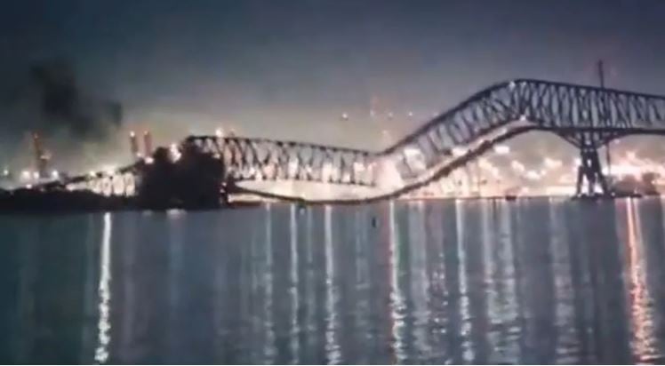 El momento en que el barco choca contra el puente en Baltimore. Imagen: captura video
