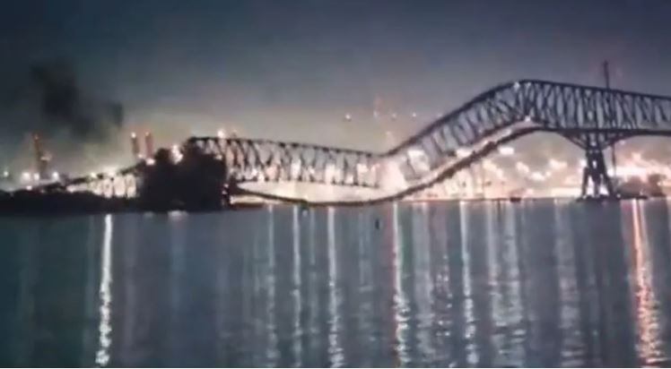 El momento en que el barco choca contra el puente en Baltimore. Imagen: captura video