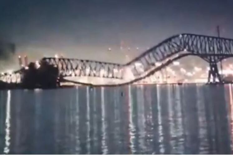 El momento en que el barco choca contra el puente en Baltimore. Imagen: captura video