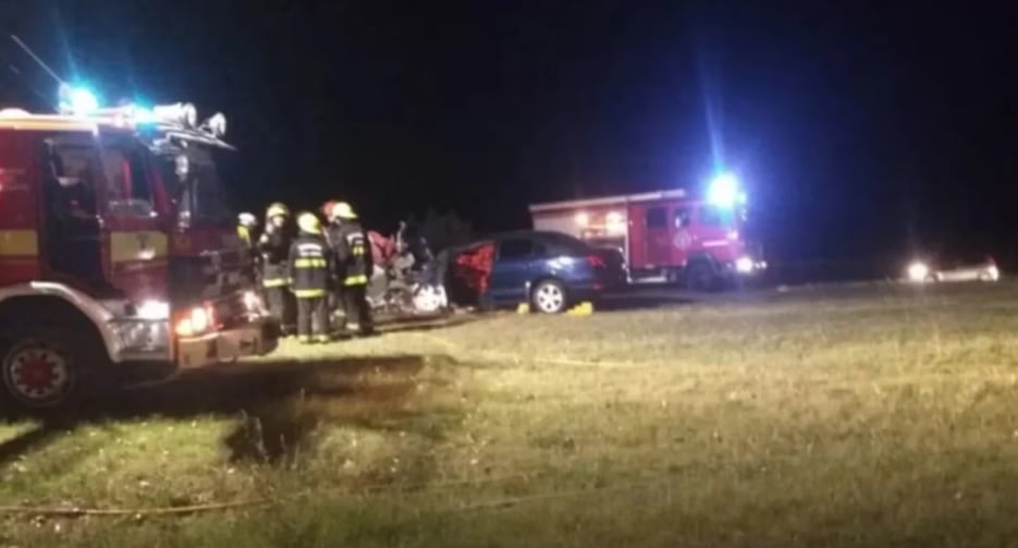 Los bomberos en el lugar del accidente. 