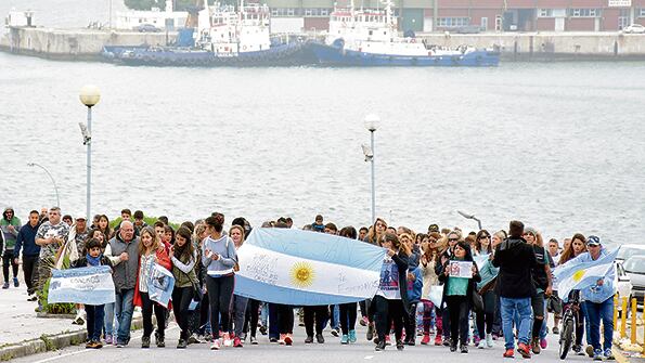 Los familiares reclaman que la búsqueda no tuvo en cuenta la zona donde los sonares detectaron ruidos de casco.