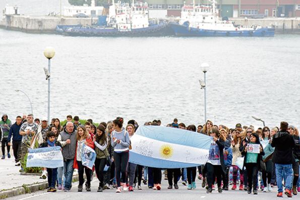 Los familiares reclaman que la búsqueda no tuvo en cuenta la zona donde los sonares detectaron ruidos de casco.