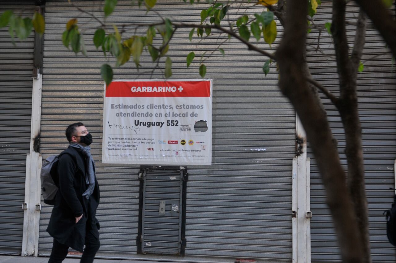 Caída de ventas, sueldos impagos y cierres de locales. Rasgos comunes de Garbarino y Ribeiro.