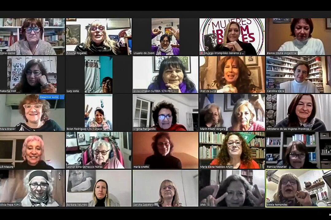 Milagro Sala, arriba y al centro, rodeada por sus compañeras.