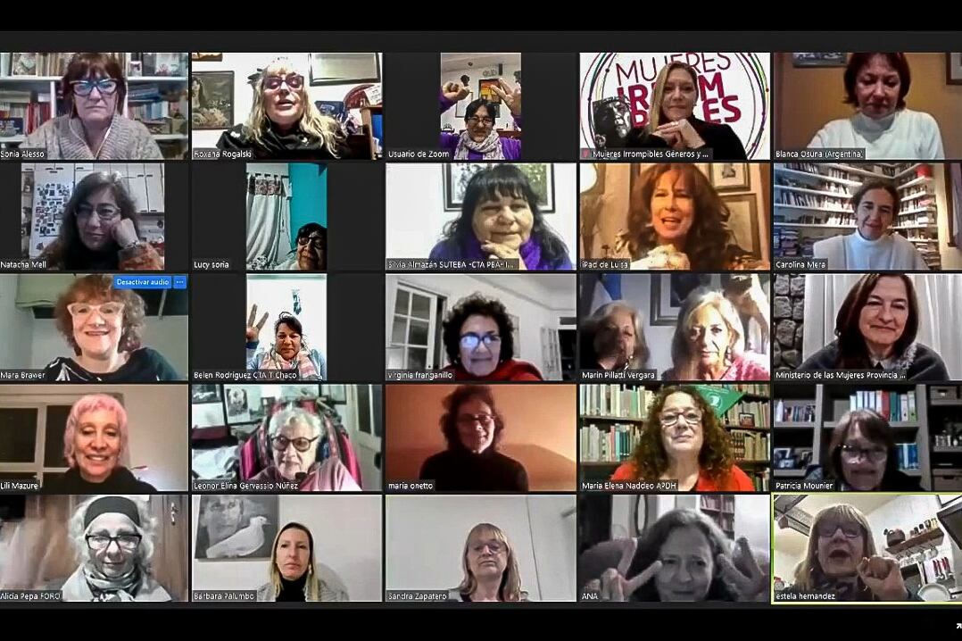 Milagro Sala, arriba y al centro, rodeada por sus compañeras.