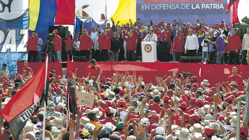 Maduro arenga a sus seguidores en un acto frente al Palacio de Miraflores.