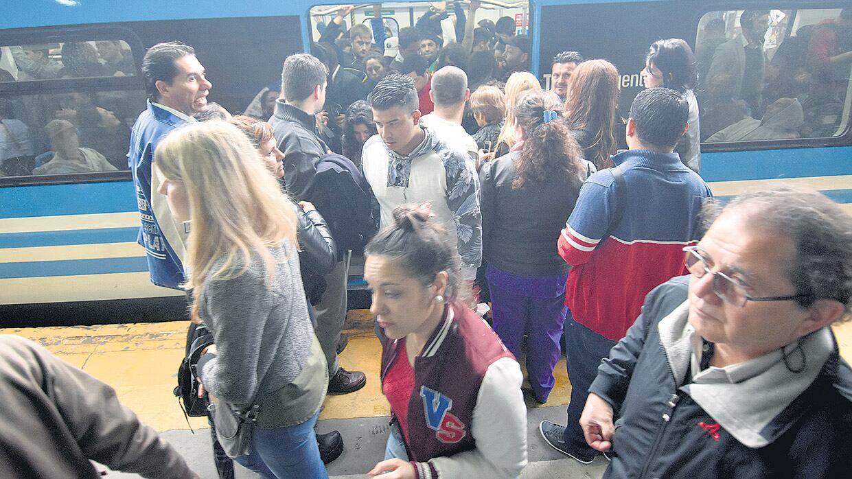 El boleto de tren aumenta en todas las líneas urbanas. El ajuste de tarifas sigue en abril y en junio, hasta completar alzas del 66 por ciento.