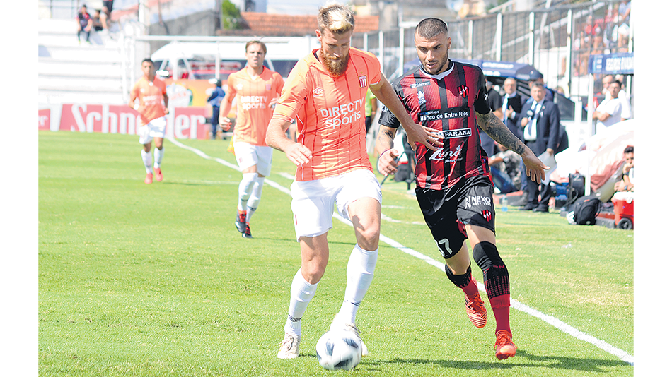 Contra la raya, Schunke pelea la pelota con Ribas, el goleador de Patronato en la Superliga.