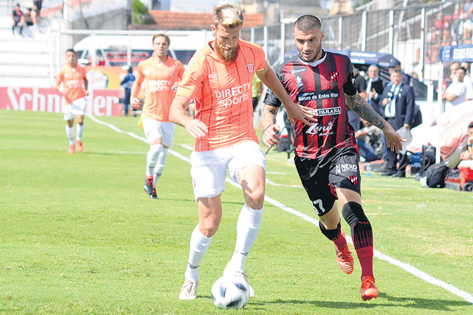 Contra la raya, Schunke pelea la pelota con Ribas, el goleador de Patronato en la Superliga.