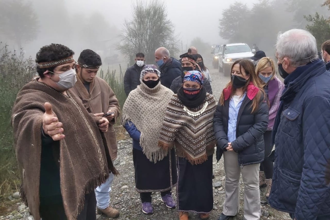 Ramiro Buenuleo y su comunidad muestran el camino a los funcionarios que los visitaron la semana pasada.